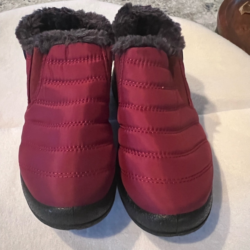NWT KVbabby winter snow boots. Slip on water resistant, Boy/Girl Size 13/32